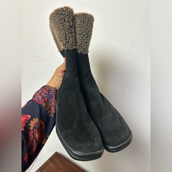 STUART WEITZMAN BLACK CHUNKY Y2K Sherpa Made in Spain Minimalist Black Booties 6 - Picture 3 of 13